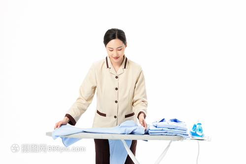 家政服务中的女性力量 熨烫衣物，守护家庭整洁与温馨